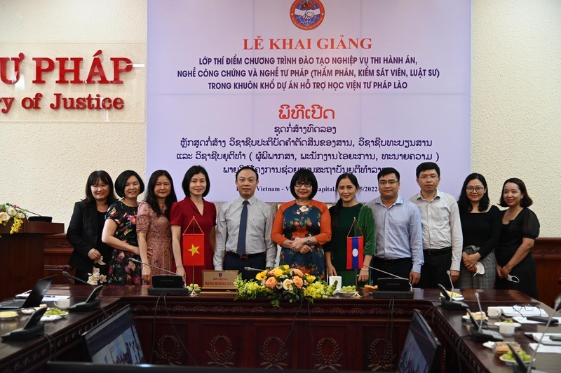 Thứ trưởng Đặng Hoàng Oanh chụp ảnh lưu niệm với các đại biểu tham dự Lễ khai giảng. Ảnh: Hồng Mây/Baophapluat.vn