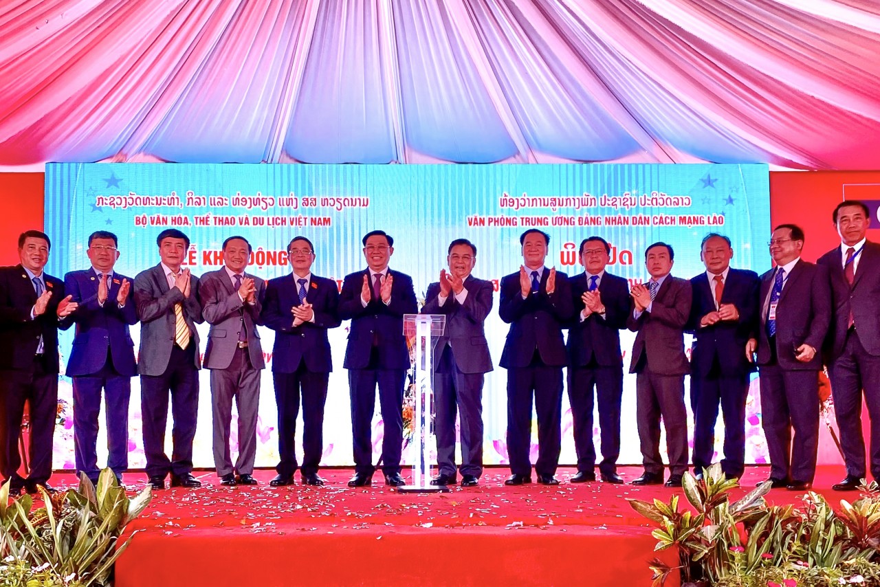Tham dự sự kiện có đồng chí Vương Đình Huệ, Ủy viên Bộ Chính trị, Chủ tịch Quốc hội, đồng chí Xay-xổm-phon Phôm-vị-hản Ủy viên Bộ Chính trị, Chủ tịch Quốc hội nước CHDCND Lào cùng các đồng chí Lãnh đạo Đảng, Nhà nước Việt Nam - Lào, đại diện các Bộ, ngành, cơ quan Trung ương và đông đảo quần chúng nhân dân Lào anh em, đại diện bà con Việt kiều đang sinh sống, làm việc và học tập tại Viêng Chăn. Ảnh: Bộ Văn hóa, Thể thao và Du lịch Tham dự sự kiện có đồng chí Vương Đình Huệ, Ủy viên Bộ Chính trị, Chủ tịch Quốc hội, đồng chí Xay-xổm-phon Phôm-vị-hản Ủy viên Bộ Chính trị, Chủ tịch Quốc hội nước CHDCND Lào cùng các đồng chí Lãnh đạo Đảng, Nhà nước Việt Nam - Lào, đại diện các Bộ, ngành, cơ quan Trung ương và đông đảo quần chúng nhân dân Lào anh em, đại diện bà con Việt kiều đang sinh sống, làm việc và học tập tại Viêng Chăn. Ảnh: Bộ Văn hóa, Thể thao và Du lịch