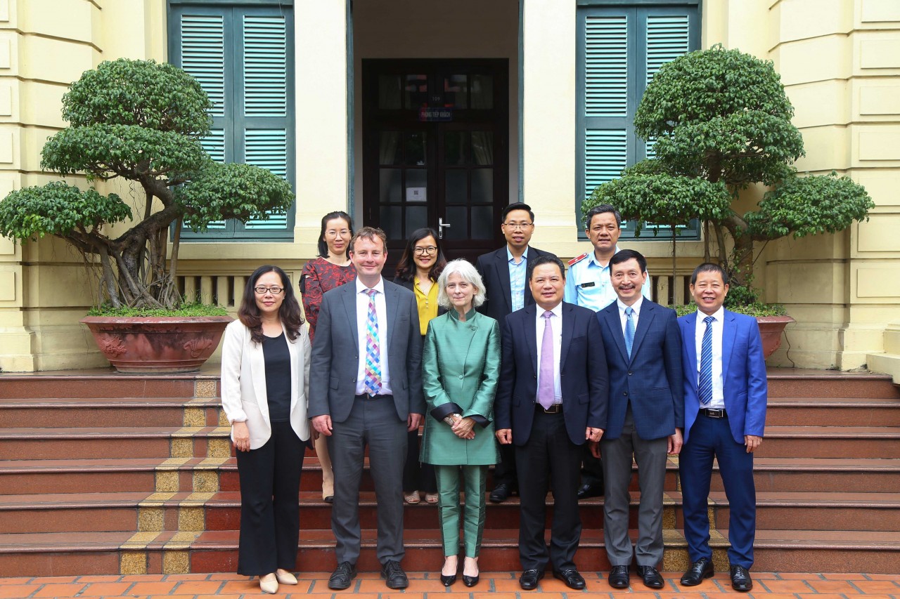 Thứ trưởng Lê Văn Thanh và đoàn công tác của Giám đốc toàn cầu Better Work Dan Rees chụp ảnh lưu niệm Thứ trưởng Lê Văn Thanh và đoàn công tác của Giám đốc toàn cầu Better Work Dan Rees chụp ảnh lưu niệm