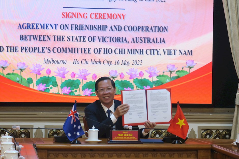 Chủ tịch UBND TPHCM Phan Văn Mãi ký kết thỏa thuận thiết lập quan hệ hữu nghị và hợp tác. Ảnh: hcmcpv.org.vn