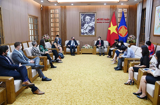 Thứ trưởng Bộ Tư pháp Nguyễn Khánh Ngọc đã tiếp Giáo sư Marc Miller và đoàn công tác của Đại học Arizona. Ảnh: An Như Thứ trưởng Bộ Tư pháp Nguyễn Khánh Ngọc đã tiếp Giáo sư Marc Miller và đoàn công tác của Đại học Arizona. Ảnh: An Như