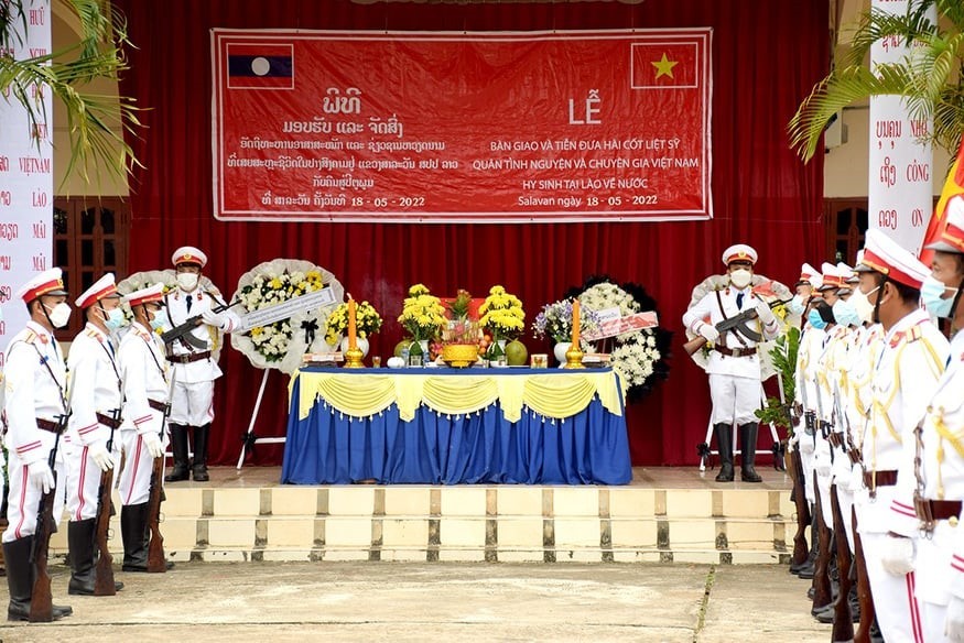 Lễ bàn giao và đón nhận hài cốt liệt sĩ là quân tình nguyện và chuyên gia Việt Nam hy sinh tại Lào. Lễ bàn giao và đón nhận hài cốt liệt sĩ là quân tình nguyện và chuyên gia Việt Nam hy sinh tại Lào.