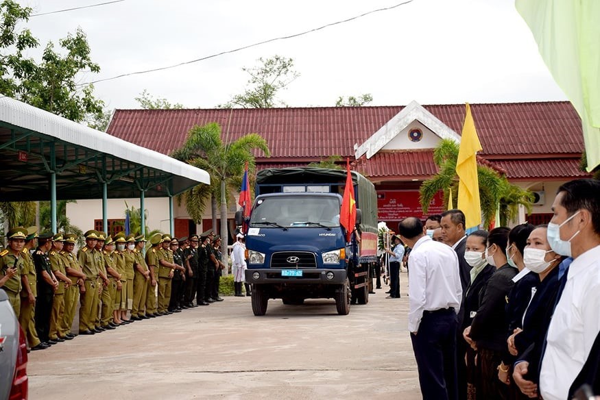 Cán bộ và nhân dân Lào tham dự buổi lễ đưa tiễn Cán bộ và nhân dân Lào tham dự buổi lễ đưa tiễn