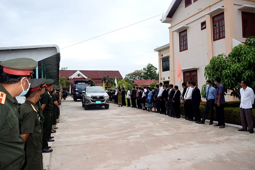 Cán bộ và nhân dân Lào tham dự buổi lễ đưa tiễn Cán bộ và nhân dân Lào tham dự buổi lễ đưa tiễn