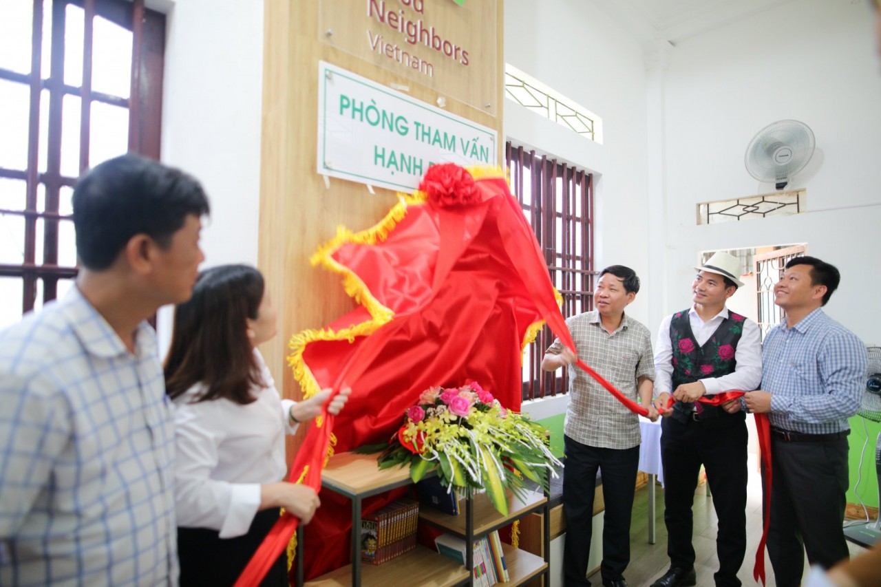 Các đại biểu thực hiện nghi thức ra mắt Phòng tham vấn hạnh phúc. Ảnh: GNI Các đại biểu thực hiện nghi thức ra mắt Phòng tham vấn hạnh phúc. Ảnh: GNI