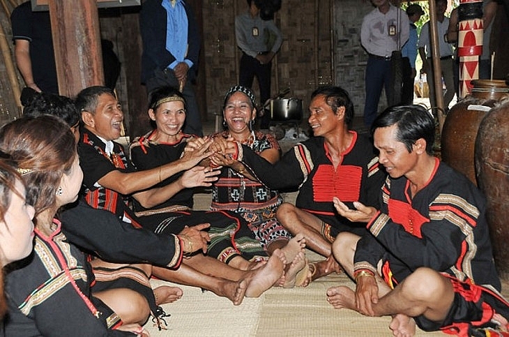 ທຸກໆຄົນກໍ່ພ້ອມກັນດື່ມເຫຼົ້າໄຫມ່ວນຊື່ນ ພາຍຫຼັງພິທີຜູກສ່ຽວ.
