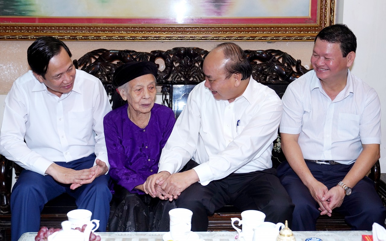 Nhiều hoạt động thăm hỏi, tặng quà các đối tượng chính sách được triển khai dịp kỷ niệm ngày Thương binh - Liệt sĩ. Ảnh tư liệu Nhiều hoạt động thăm hỏi, tặng quà các đối tượng chính sách được triển khai dịp kỷ niệm ngày Thương binh - Liệt sĩ. Ảnh tư liệu