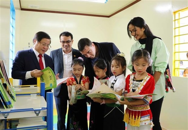 Các đại biểu cùng học sinh điểm trường Sân Bay, Trưởng Tiểu học Phúc Than, huyện Than Uyên tham quan thư viện. Ảnh: Đinh Thùy/TTXVN Các đại biểu cùng học sinh điểm trường Sân Bay, Trưởng Tiểu học Phúc Than, huyện Than Uyên tham quan thư viện. Ảnh: Đinh Thùy/TTXVN
