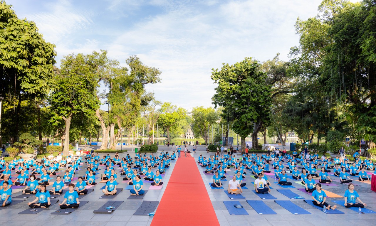 Trong không khí tươi mát của buổi sáng Hà Nội, hàng trăm người dân thủ đô đã cùng nhau biểu diễn yoga tại khu vực tượng đài Lý Thái Tổ. Ảnh: ĐSQ Ấn Độ Trong không khí tươi mát của buổi sáng Hà Nội, hàng trăm người dân thủ đô đã cùng nhau biểu diễn yoga tại khu vực tượng đài Lý Thái Tổ. Ảnh: ĐSQ Ấn Độ