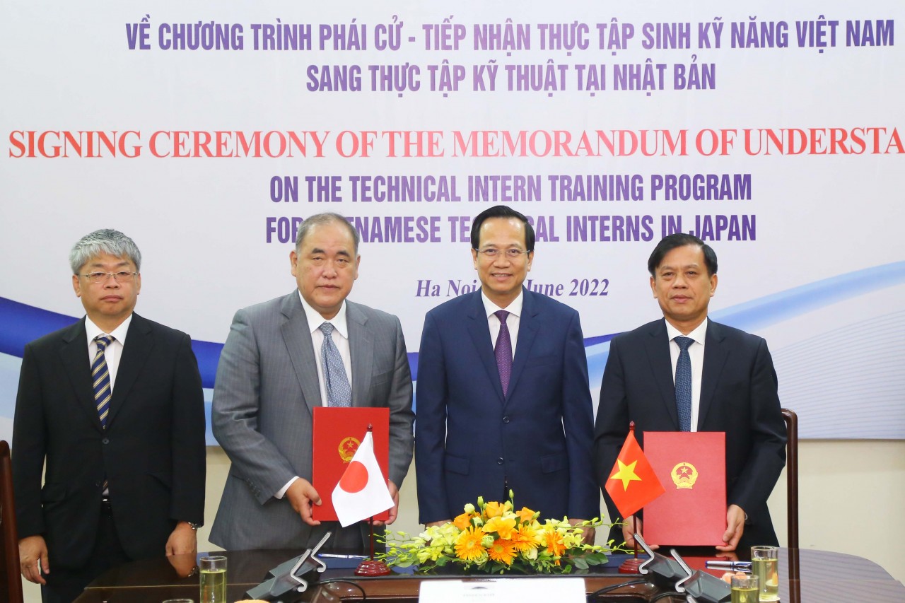 Lãnh đạo Bộ Lao động, thương binh và xã hội và Tổ chức Phát triển nhân lực quốc tế Nhật Bản ký kết bản ghi nhớ. Lãnh đạo Bộ Lao động, thương binh và xã hội và Tổ chức Phát triển nhân lực quốc tế Nhật Bản ký kết bản ghi nhớ.