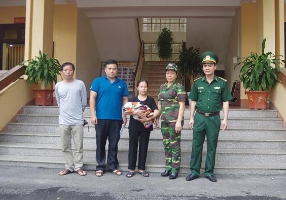 Đồn biên phòng cửa khẩu Hữu Nghị bàn giao cháu bé sơ sinh được giải cứu cho Cơ sở bảo trợ xã hội tỉnh Lạng Sơn. (Nguồn: Biên phòng) Đồn biên phòng cửa khẩu Hữu Nghị bàn giao cháu bé sơ sinh được giải cứu cho Cơ sở bảo trợ xã hội tỉnh Lạng Sơn. (Nguồn: Biên phòng)