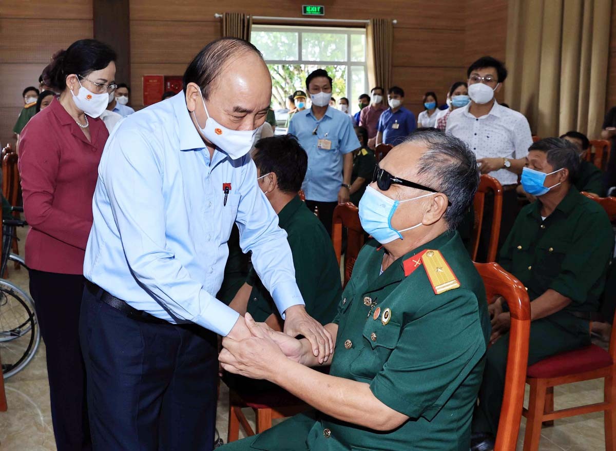 Chủ tịch nước Nguyễn Xuân Phúc thăm hỏi sức khỏe thương binh, bệnh binh tại Trung tâm Nuôi dưỡng thương, bệnh binh nặng và Điều dưỡng Người có công tỉnh Hà Nam Chủ tịch nước Nguyễn Xuân Phúc thăm hỏi sức khỏe thương binh, bệnh binh tại Trung tâm Nuôi dưỡng thương, bệnh binh nặng và Điều dưỡng Người có công tỉnh Hà Nam