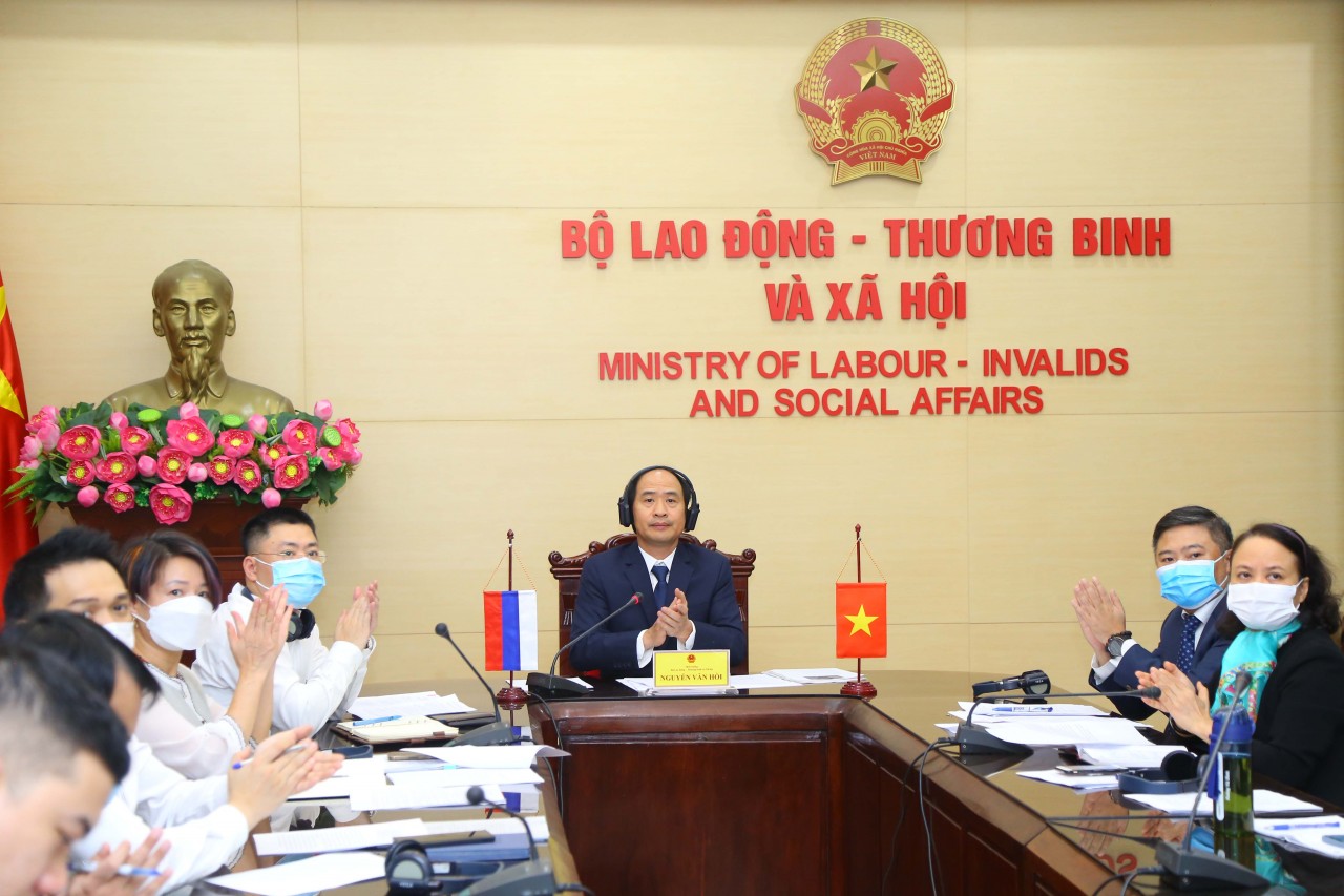 Thứ trưởng Nguyễn Văn Hồi cho biết: “Quan hệ đối tác chiến lược toàn diện tin cậy giữa Việt Nam – LB Nga vẫn được duy trì, phát triển bất chấp tác động không thuận do đại dịch Covid-19”. Thứ trưởng Nguyễn Văn Hồi cho biết: “Quan hệ đối tác chiến lược toàn diện tin cậy giữa Việt Nam – LB Nga vẫn được duy trì, phát triển bất chấp tác động không thuận do đại dịch Covid-19”.