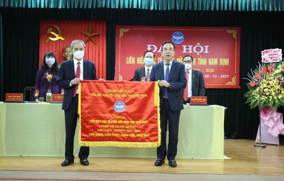 Bức trướng với dòng chữ “Chủ động, linh hoạt, sáng tạo, hiệu quả” được đại diện lãnh đạo Liên hiệp Hữu nghị Việt Nam gửi tặng Liên hiệp Hữu nghị Nam Định tại Đại hội. Ảnh: Tuấn Việt