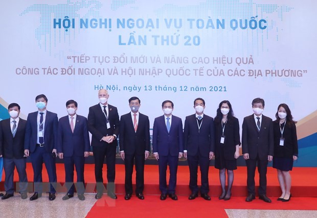Bộ trưởng Bộ Ngoại giao Bùi Thanh Sơn và các đại biểu dự hội nghị. (Ảnh: Lâm Khánh/TTXVN) Bộ trưởng Bộ Ngoại giao Bùi Thanh Sơn và các đại biểu dự hội nghị. (Ảnh: Lâm Khánh/TTXVN)