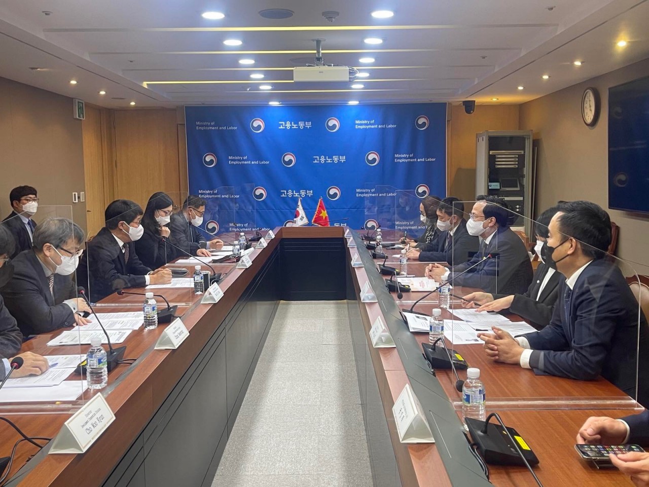 Tại buổi làm việc hai bên đánh giá hợp tác lao động việc làm đã đóng góp quan trọng trong quan hệ đối tác hợp tác Chiến lược Việt Nam - Hàn Quốc, trong bối cảnh hai nước cùng hướng tới kỷ niệm 30 năm thiết lập quan hệ ngoại giao (1992-2022). Tại buổi làm việc hai bên đánh giá hợp tác lao động việc làm đã đóng góp quan trọng trong quan hệ đối tác hợp tác Chiến lược Việt Nam - Hàn Quốc, trong bối cảnh hai nước cùng hướng tới kỷ niệm 30 năm thiết lập quan hệ ngoại giao (1992-2022).