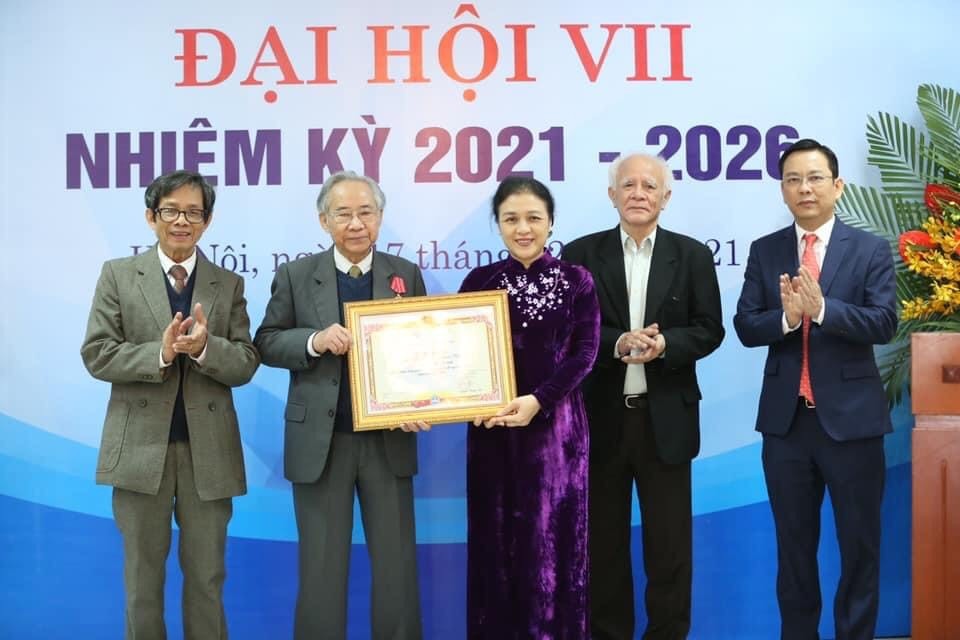Chủ tịch VUFO Nguyễn Phương Nga trao Huân chương Lao động hạng 3 của Chủ tịch nước cho ông Phạm Văn Chương - Nguyên Phó Trưởng Ban Thường trực Ban Đối ngoại Trung ương Đảng, Chủ tịch Ủy ban Việt Nam Đoàn kết và Hợp tác Á- Phi – Mỹ La tinh nhiệm kỳ 2013-2022 đã có thành tích xuất sắc trong công tác thông tin, tuyên truyền đối ngoại nhân dân góp phần vào sự nghiệp xây dựng CNXH và bảo vệ Tổ quốc. Ảnh: Tuấn Việt