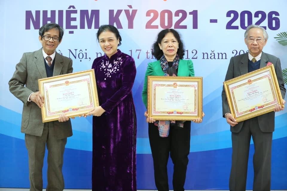 Nhân dịp Đại hội, Đoàn Chủ tịch Liên hiệp các tổ chức Hữu nghị Việt Nam đã tặng Bằng khen cho tập thể Ủy ban Việt Nam Đoàn kết và Hợp tác Á- Phi – Mỹ La và 3 cá nhân của Ủy ban vì đã có nhiều đóng góp tích cực trong công tác đối ngoại nhân dân. Ảnh: Tuấn Việt