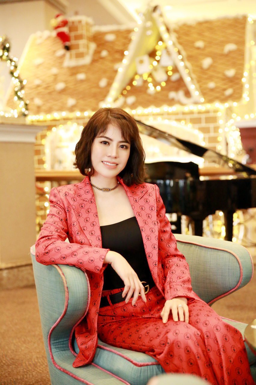 Nhà Thiết kế Thoa Trần - Giám đốc Học viện thời trang: Phụ nữ đóng vai trò đầu tàu cũng có những lợi thế nhất định trong việc quản trị doanh nghiệp. Nhà Thiết kế Thoa Trần - Giám đốc Học viện thời trang: Phụ nữ đóng vai trò đầu tàu cũng có những lợi thế nhất định trong việc quản trị doanh nghiệp.