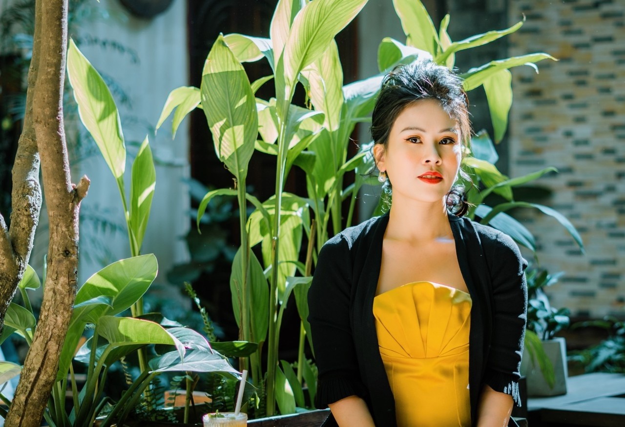 BTV, MC Anh Thư - Đài Phát thanh và Truyền hình Hà Nội: Người phụ nữ truyền thống hay hiện đại thì vẫn cần có những yếu tố “Công, Dung, Ngôn, Hạnh”. Tuy nhiên, ở thời đại 4.0 thì các tiêu chí này cần thay đổi và điều chỉnh sao để phù hợp với hoàn cảnh cũng như thời cuộc BTV, MC Anh Thư - Đài Phát thanh và Truyền hình Hà Nội: Người phụ nữ truyền thống hay hiện đại thì vẫn cần có những yếu tố “Công, Dung, Ngôn, Hạnh”. Tuy nhiên, ở thời đại 4.0 thì các tiêu chí này cần thay đổi và điều chỉnh sao để phù hợp với hoàn cảnh cũng như thời cuộc