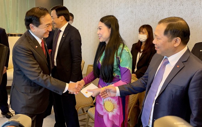 Bà Hoàng Thị Thúy Lan- Bí thư Tỉnh ủy, Chủ tịch HĐND tỉnh Vĩnh Phúc (Việt Nam) kết nối, trao đổi thông tin với Thống đốc tỉnh Kanagawa Kuroiwa Yuji (Nhật Bản). Bà Hoàng Thị Thúy Lan- Bí thư Tỉnh ủy, Chủ tịch HĐND tỉnh Vĩnh Phúc (Việt Nam) kết nối, trao đổi thông tin với Thống đốc tỉnh Kanagawa Kuroiwa Yuji (Nhật Bản).