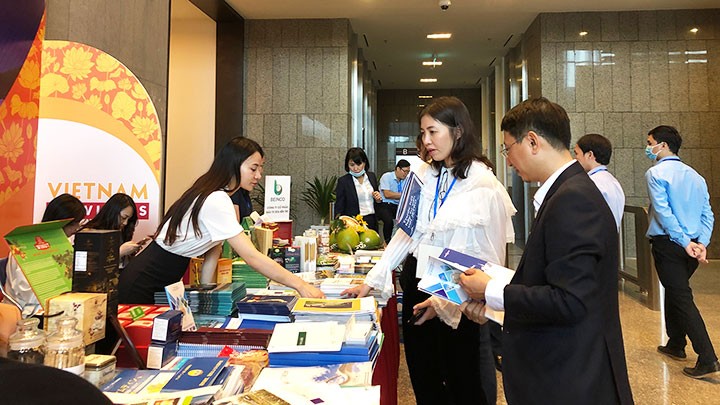 Doanh nghiệp Nhật Bản tìm hiểu thông tin về các địa phương Việt Nam. Doanh nghiệp Nhật Bản tìm hiểu thông tin về các địa phương Việt Nam.