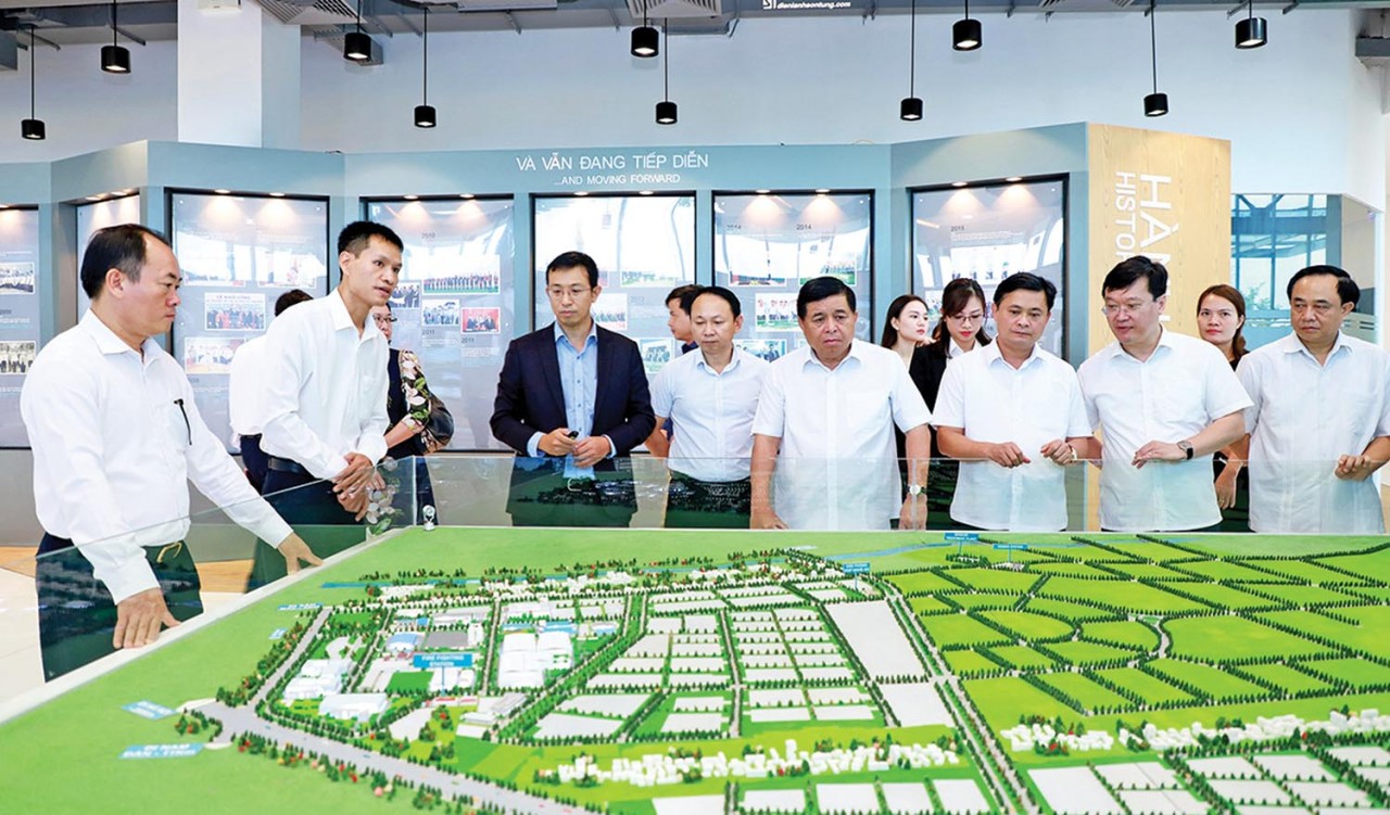 Bộ trưởng Bộ Kế hoạch và Đầu tư (thứ 4 từ phải sang) nghe giới thiệu về kết quả thu hút đầu tư vào VSIP Nghệ An. Ảnh: Báo Đầu tư Bộ trưởng Bộ Kế hoạch và Đầu tư (thứ 4 từ phải sang) nghe giới thiệu về kết quả thu hút đầu tư vào VSIP Nghệ An. Ảnh: Báo Đầu tư