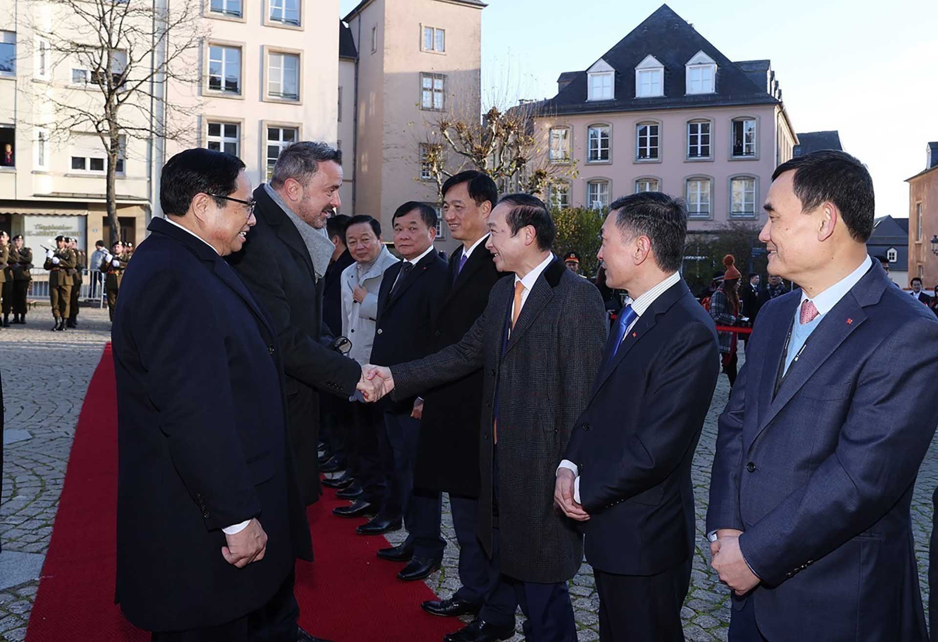 Thủ tướng Phạm Minh Chính giới thiệu với Thủ tướng Luxembourg Xavier Bettel các thành viên Đoàn đại biểu Việt Nam. (Nguồn: TTXVN) Thủ tướng Phạm Minh Chính giới thiệu với Thủ tướng Luxembourg Xavier Bettel các thành viên Đoàn đại biểu Việt Nam. (Nguồn: TTXVN)