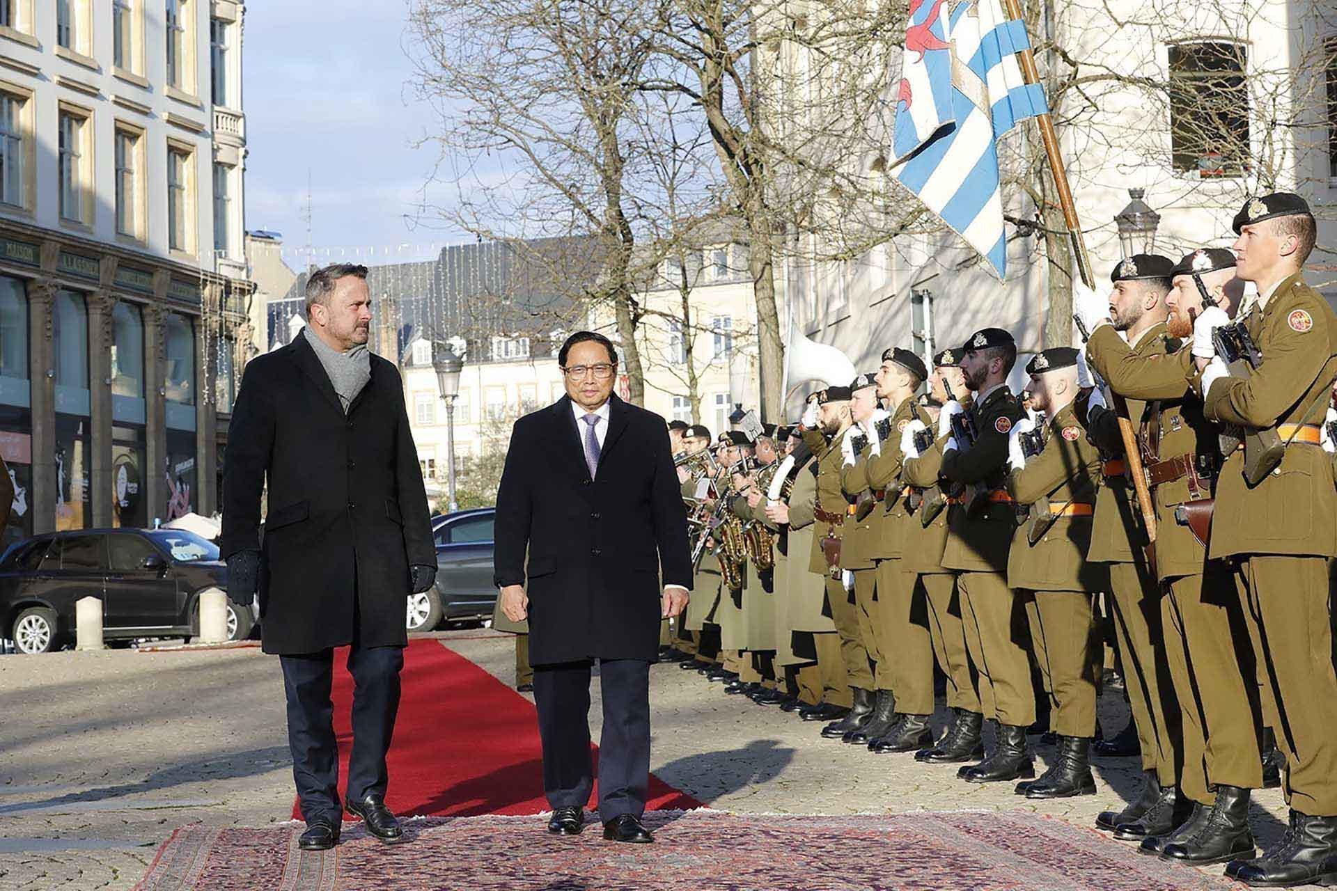 Thủ tướng Phạm Minh Chính và Thủ tướng Luxembourg Xavier Bettel duyệt đội danh dự. (Nguồn: TTXVN) Thủ tướng Phạm Minh Chính và Thủ tướng Luxembourg Xavier Bettel duyệt đội danh dự. (Nguồn: TTXVN)