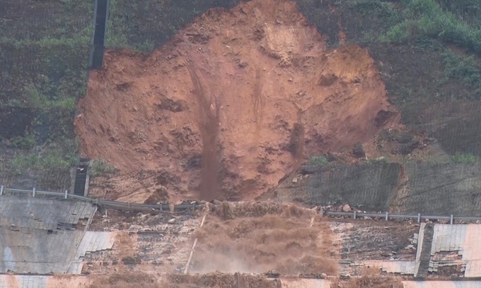 undefined A talus above the A Luoi hydropower plant collapsed due to a broken water pipe in Thua Thien-Hue Province, January 1, 2020. (Photo: VNE)