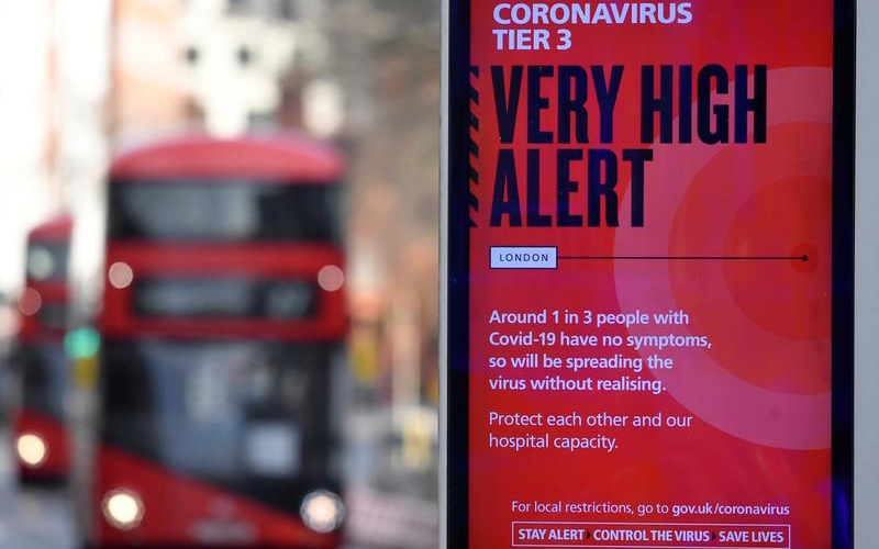 Vietnamese in UK on high alert but not afraid of new Covid-19 variant A warning sign about covid-19 in the uk (photo: reuters)