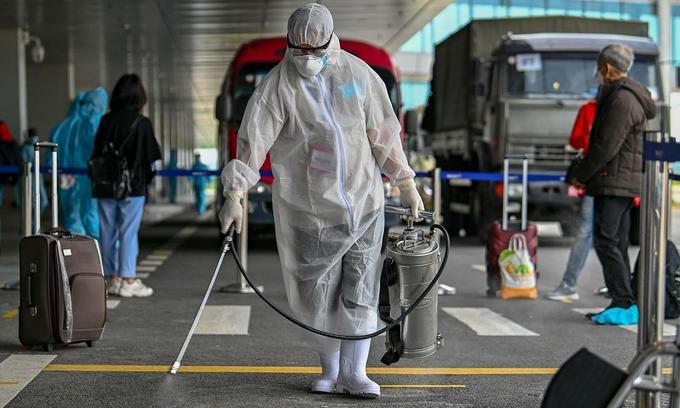 Vietnam’s anti-pandemic measures remain unchanged A medical worker sanitizing at the airport (photo: vne)