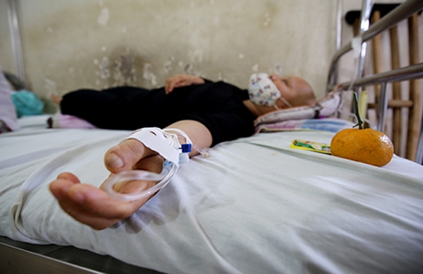 undefined A Vietnamese cancer patient being treated at hospital (Photo: Vietnamnet)