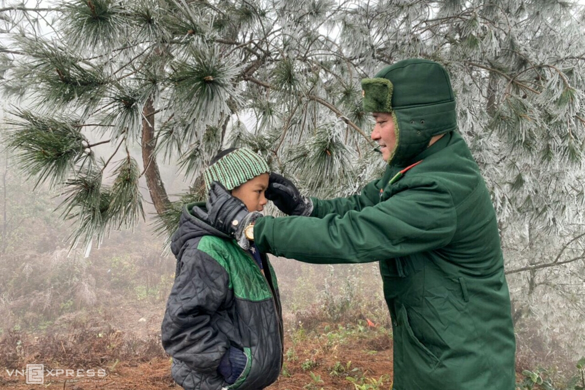 Frost gives Vietnam's northern provinces a new look On the way to patrol, a border guard instructing a kid how to keep people, livestock and poultry warm and protect crops. Photo: Nguyen Thieu (Photo: VNE)