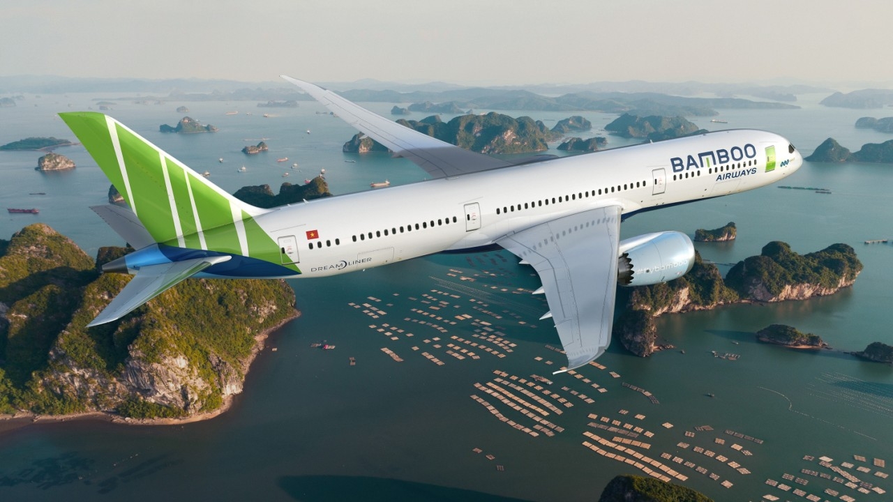 undefined One Bamboo Airway's plane flying over Ha Long Bay (Photo: VGP)