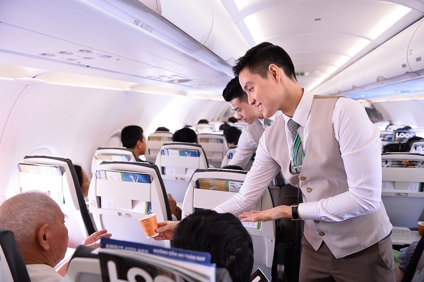 undefined Flight attendant serving passenger (Photo: VIR)