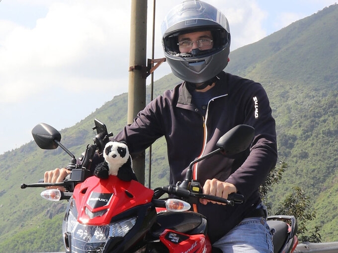 Expat travel across Vietnam in the company of Teddy bear Tobias Bremner and Hunter - the stuffed panda on his motorbike (Photo courtesy of Tobias Bremner/ via VNE)
