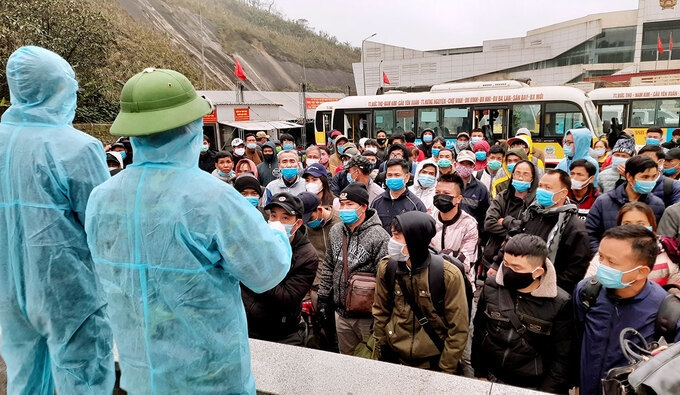 Thousands of overseas Vietnamese repatriate for early pre-Tet quarantine Vietnamese workers returning from Laos and Thailand listen to quarantine regulations at Cau Treo border gate in Ha Tinh Province, central Vietnam, January 17, 2020.