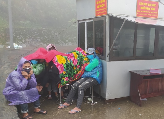 Thousands of overseas Vietnamese repatriate for early pre-Tet quarantine Repatriated workers waiting for their turn to get body temperature checked. Photo: Dan Tri