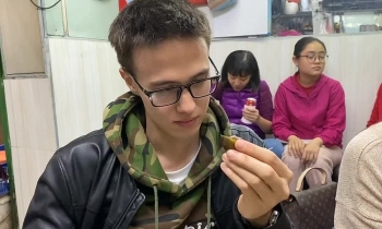russia mans first time trying boiled snails vietnams iconic street food with video