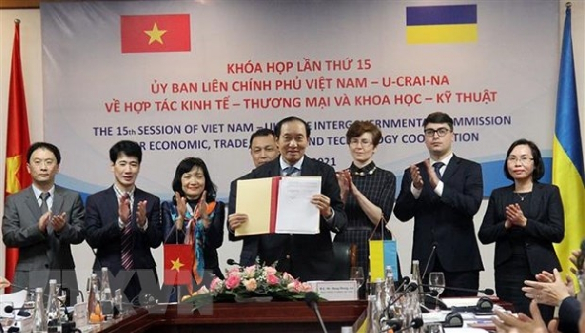 undefined Vietnam and Ukraine ink an MoU on stock exchange cooperation during the 15th session of the inter-governmental commission for economic, trade and sci-tech cooperation on January 25. (Photo: VNA)