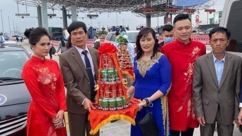 Groom's wedding convoy detours nears bride's house over COVID-19 crackdown