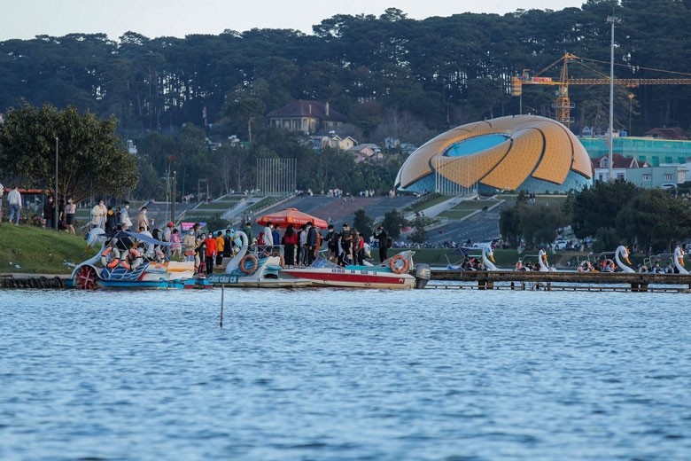 Tourist Sites Filled with Holidaymakers on New Year Tourist Sites Filled with Holidaymakers on New Year