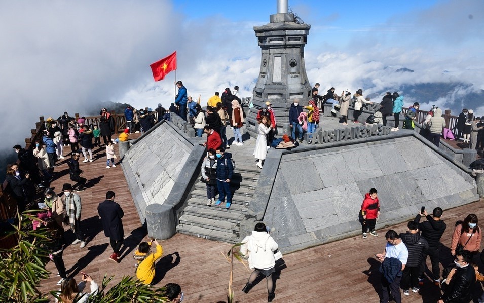 Tourist Sites Filled with Holidaymakers on New Year Tourist Sites Filled with Holidaymakers on New Year