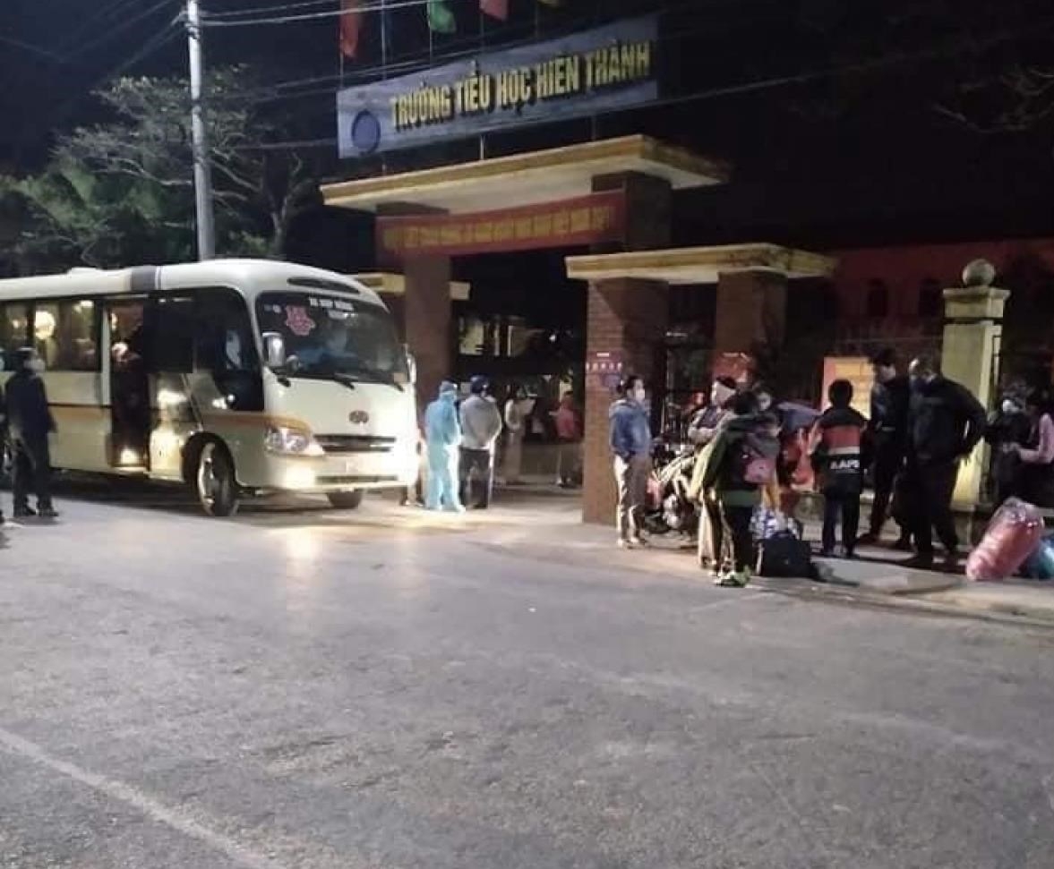 Dozens of primary school students under quarantine over COVID-19 fear Students at Hien Thanh primary school were taken to quarantine center (Photo: Vietnamnet)