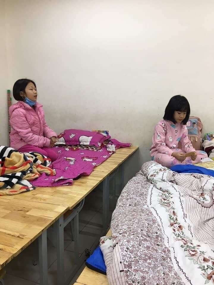undefined Students at Xuan Phuong primary school are quarantined at their school (Photo: VTC)