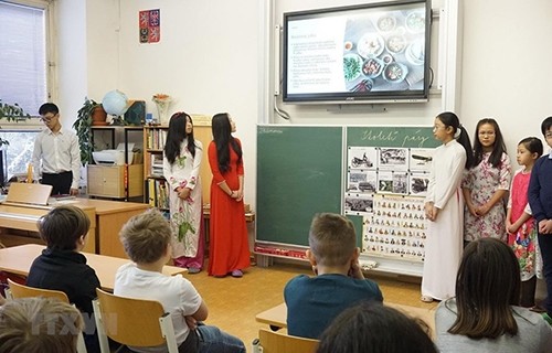 Introducing Vietnamese family tradition in the Western Czech Republic introducing vietnamese family tradition in the western czech republic