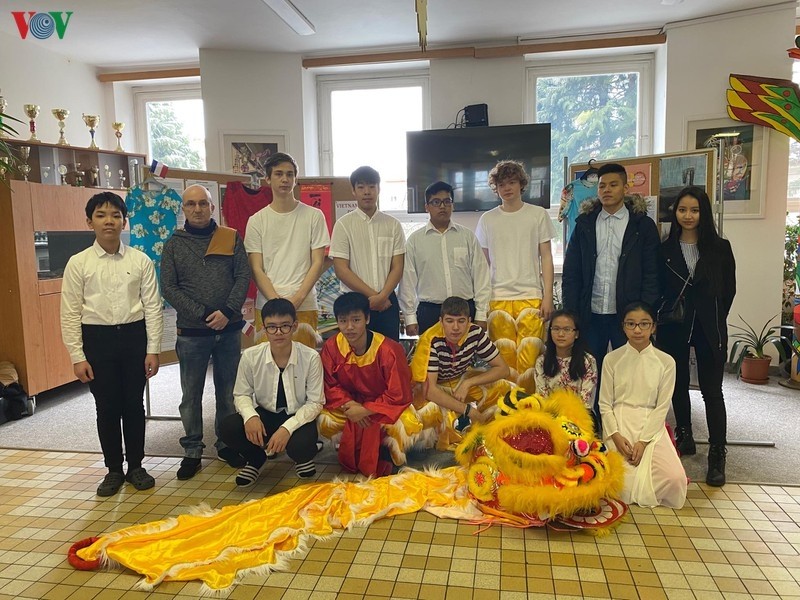Introducing Vietnamese family tradition in the Western Czech Republic introducing vietnamese family tradition in the western czech republic