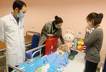 Toddler falling off 12th floor balcony discharged from hospital, with video