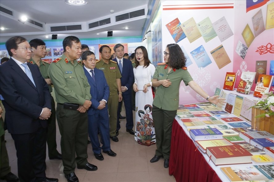 Lao - Vietnam People's Public Security: Attachment and Gratitute Lao - Vietnam People's Public Security: Attachment and Gratitute